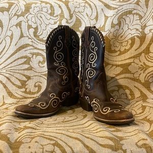 Girls Ariat pointed toe boots 👢